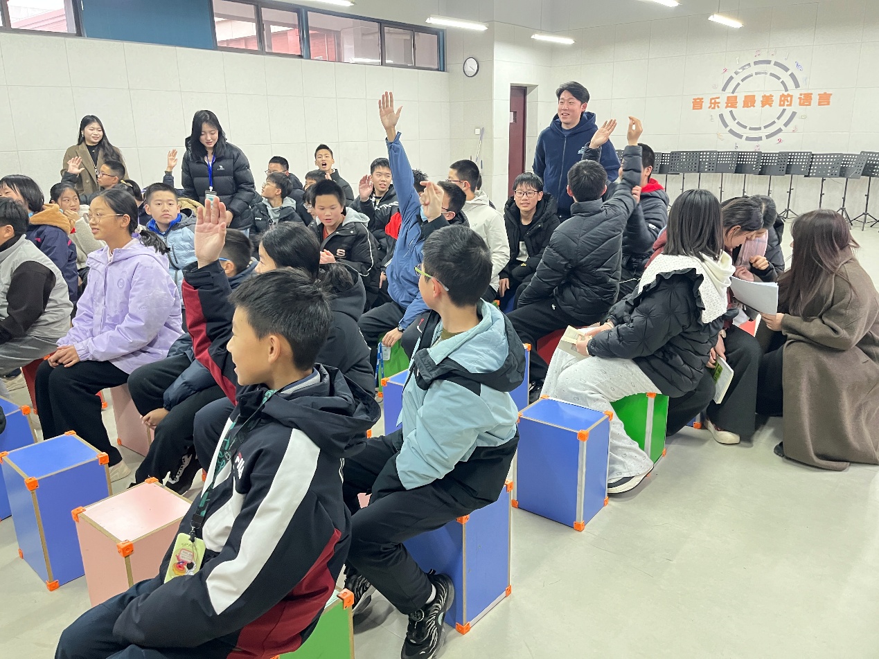 科技賦能成長 湖北二師22級實習生在光谷未來學校開展AI+電子樂器實踐營教育活動策劃與咨詢